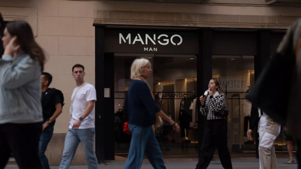 Varias personas pasan frente a una tienda de Mango