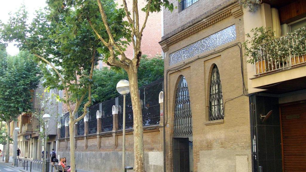 Fachada del colegio Sagrada Familia de Sabadell