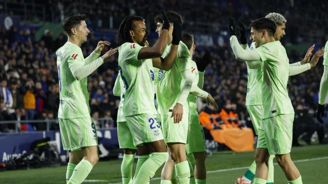 Los jugadores del Barça celebran el gol de Koundé al Getafe