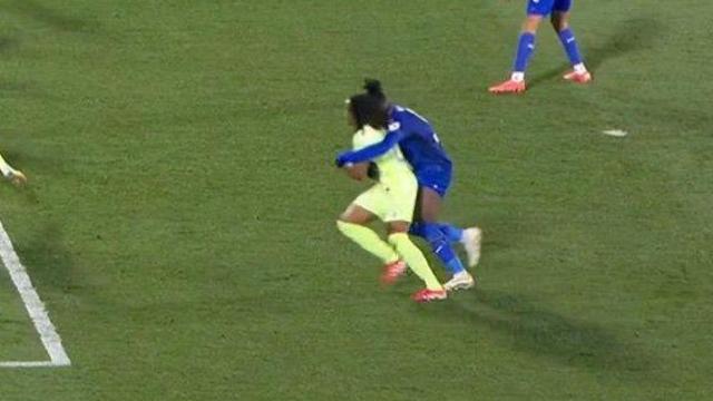 Uche hace un penalti claro a Jules Koundé en el Getafe-Barça