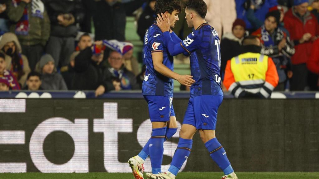 Aleñà felicita a Arambarri tras marcar el gol del empate del Getafe