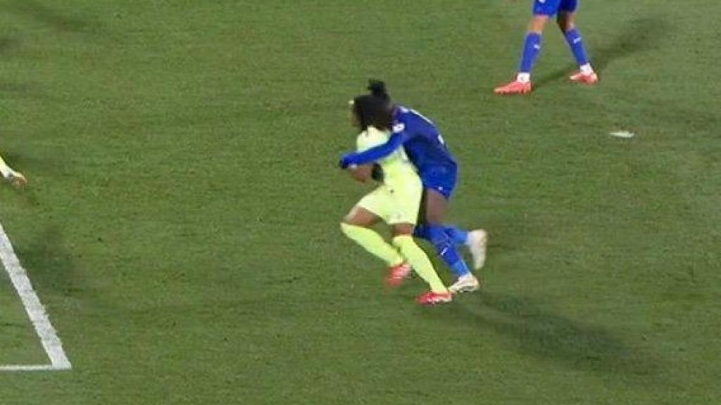 Uche hace un penalti claro a Jules Koundé en el Getafe-Barça