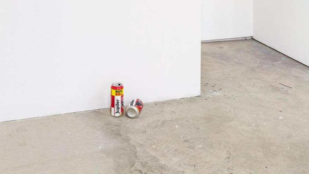 Dos latas de cerveza vacías, de la marca Jupiter, pintadas por el artista Alexandre Lavet