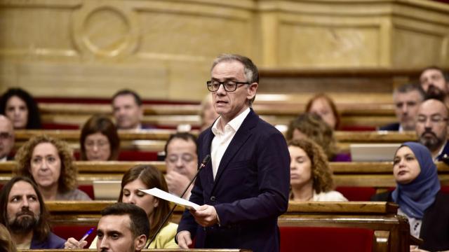 El presidente del grupo parlamentario ERC, Josep María Jové, interviene durante una sesión plenaria en el Parlament