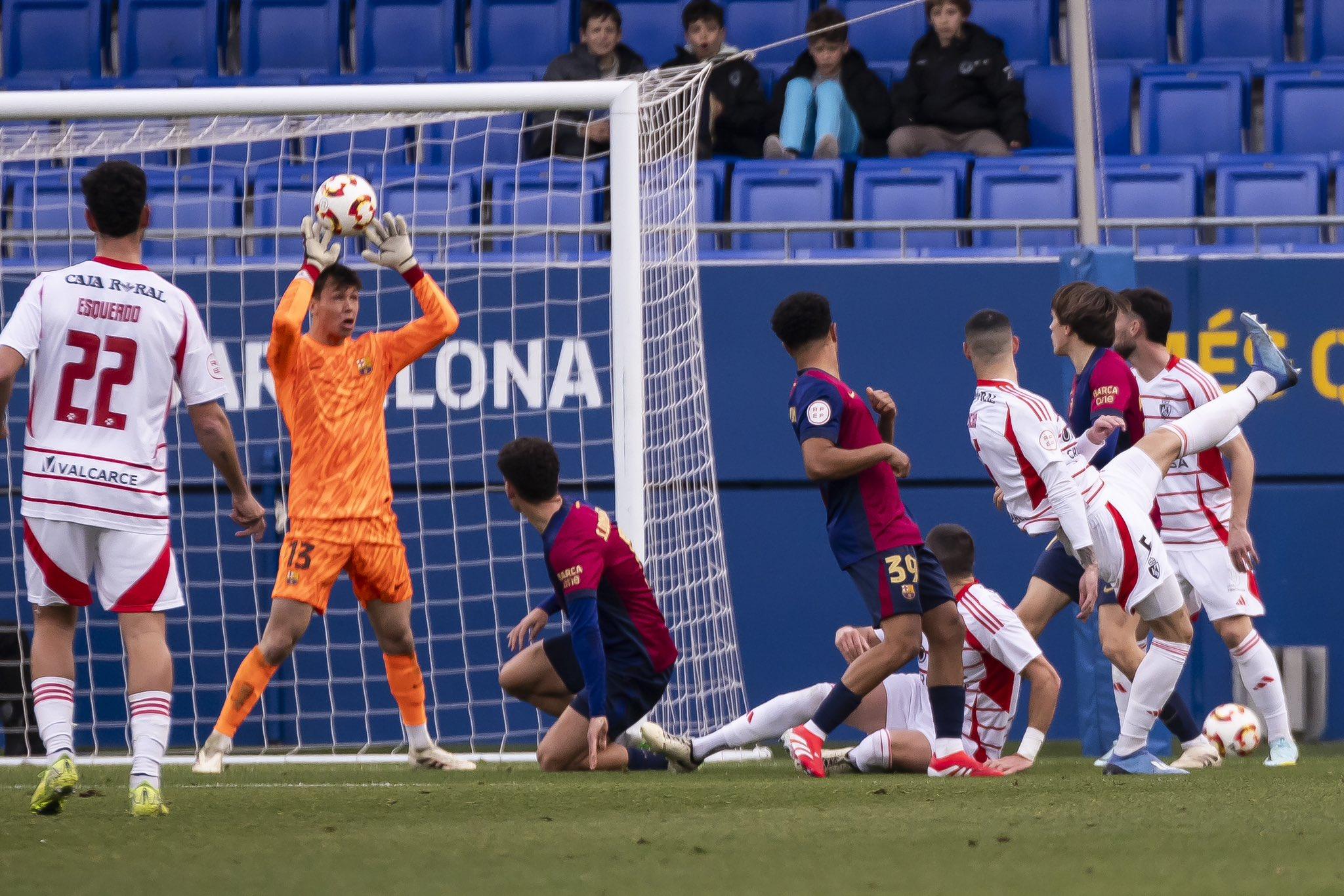 Diego Kochen evita un gol con una parada en la derrota del Barça B contra la Ponferradina