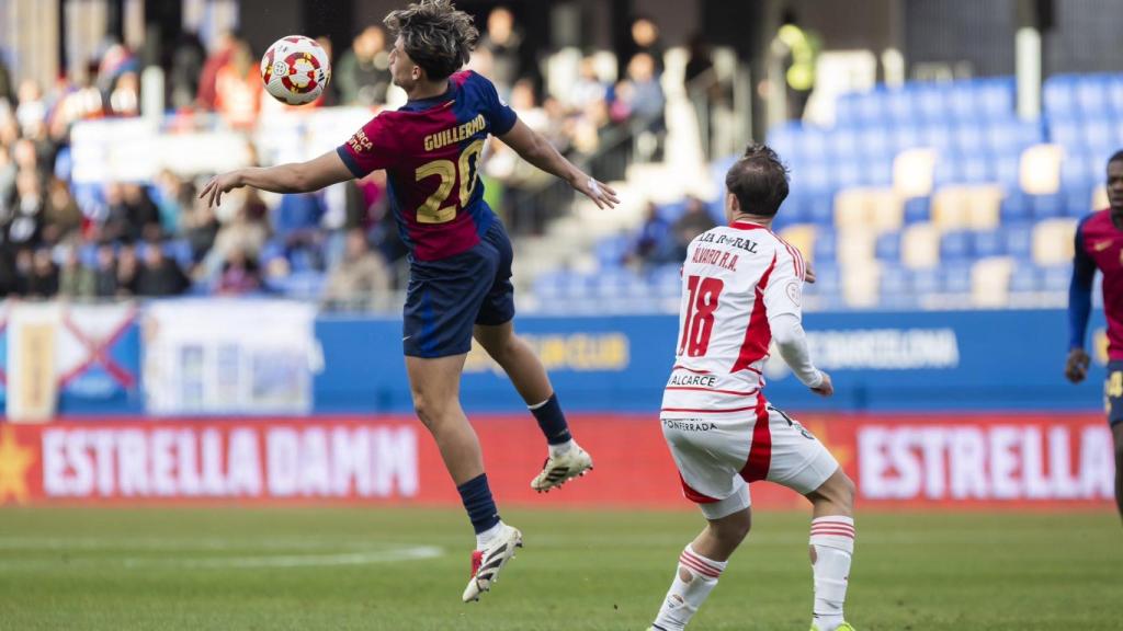 Guille Fernández baja el balón con el pecho en el Barça B-Ponferradina