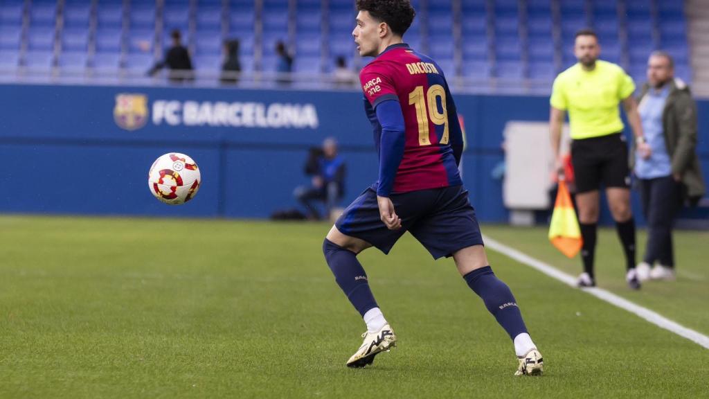 Raúl Dacosta controla el balón durante la derrota del Barça B ante la Ponferradina