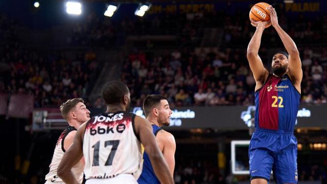 Jabari Parker lanza a canasta delante de Willy Hernangómez en el Barça de basket-Bilbao Basket