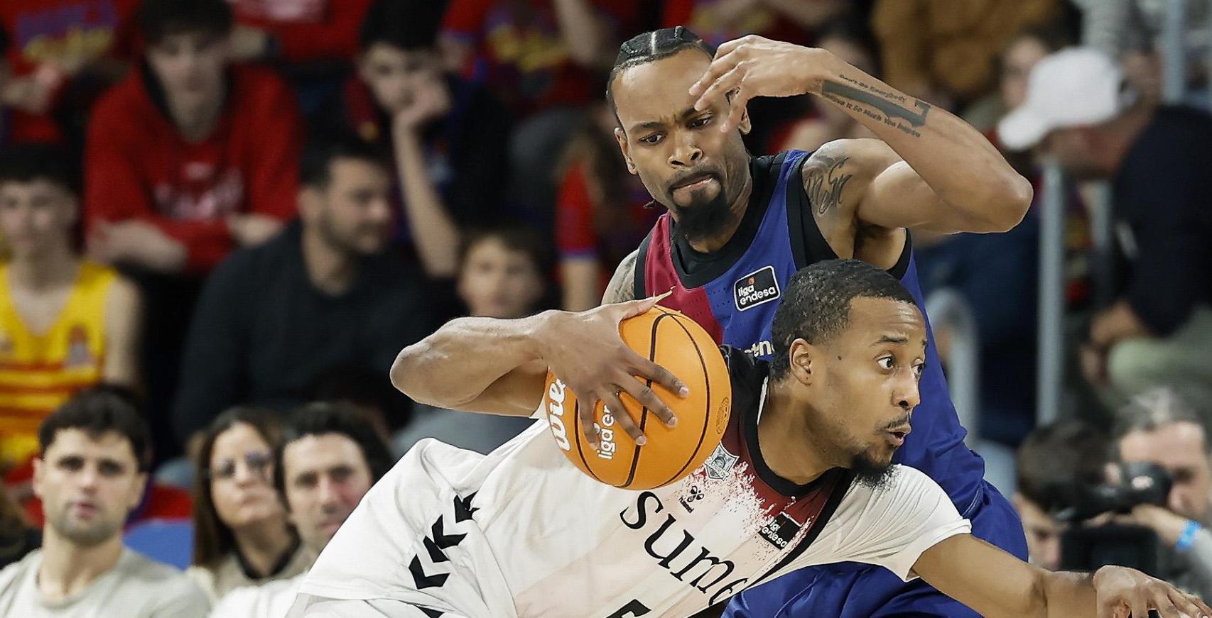 Kevin Punter lucha por el balón con Abdul-Rakhman en el Barça de basket-Bilbao Basket