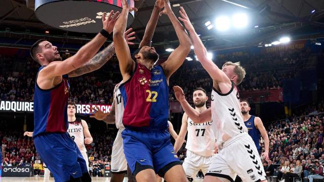 Jabari Parker y Willy Hernangómez pugnan por un rebote en el Barça de basket-Bilbao Basket