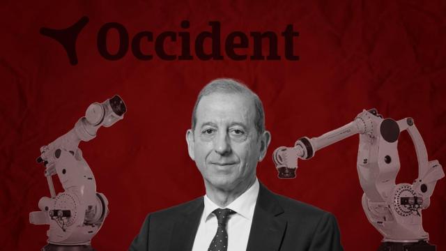 Juan Closa, consejero delegado de Occident, el logo de la aseguradora y dos brazos robóticos