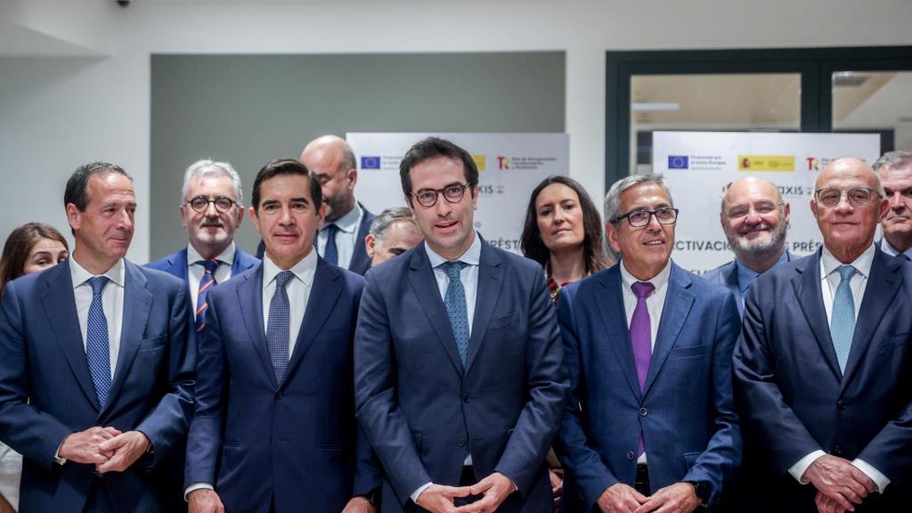 El presidente del BBVA, Carlos Torres Vila (segundo por la izquierda), el ministro de Economía, Comercio y Empresa, Carlos Cuerpo (en el centro), y el presidente de Sabadell, Josep Oliu (derecha), en una imagen de archivo