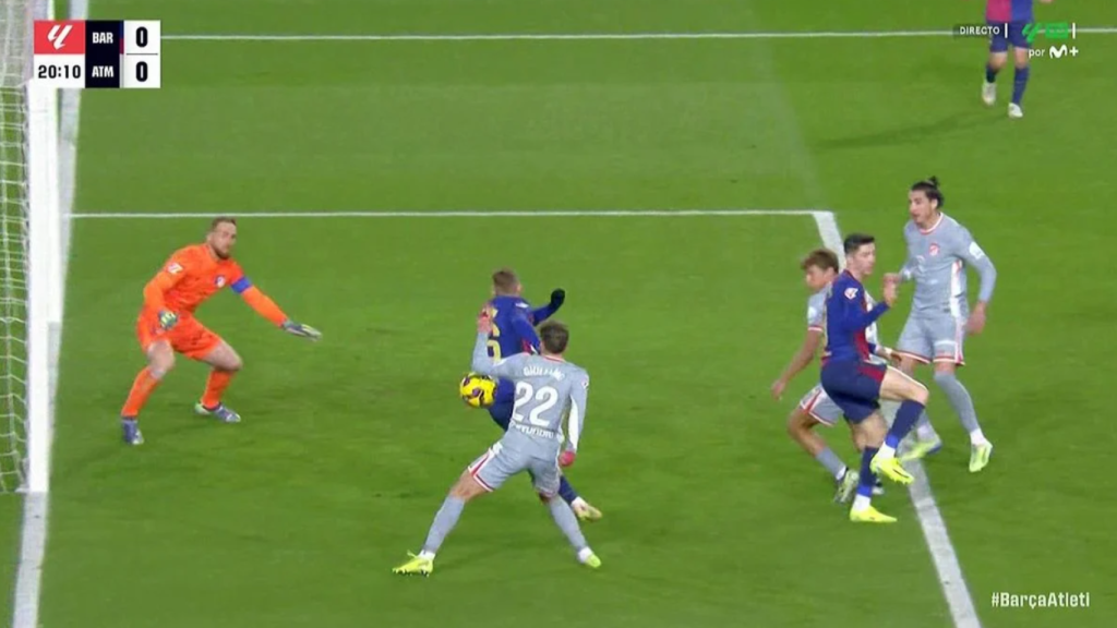 Las manos de Giuliano Simeone dentro del área durante el Barça-Atlético de Madrid de Liga