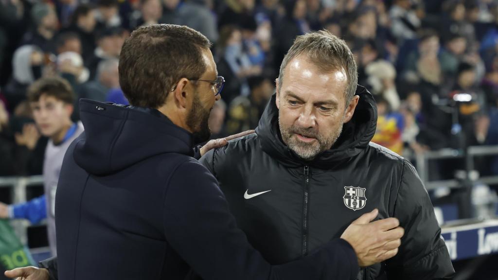 Hansi Flick y José Bordalás se saludan antes del Getafe-Barça