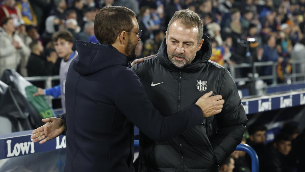 Hansi Flick y José Bordalás se saludan antes del Getafe-Barça