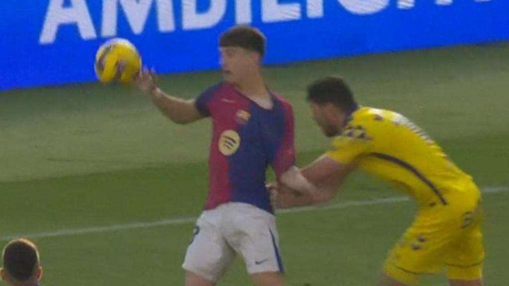 El penalti de Scott Mckenna sobre Pau Víctor en el Barça-Las Palmas