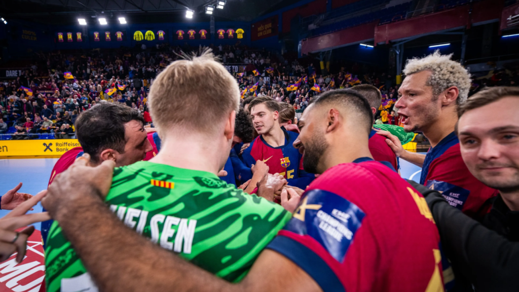 Los jugadores del Barça de balonmano celebran la victoria de Champions League contra el Zagreb en el Palau Blaugrana