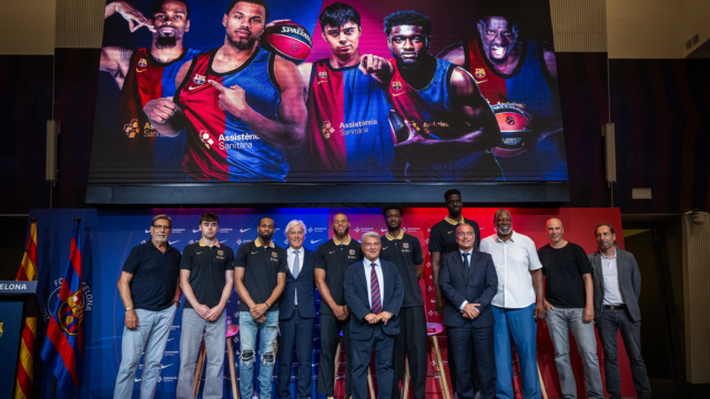 El presidente Joan Laporta, el vicepresidente deportivo Rafa Yuste y el directivo Josep Cubells posan con los fichajes del Barça de basket