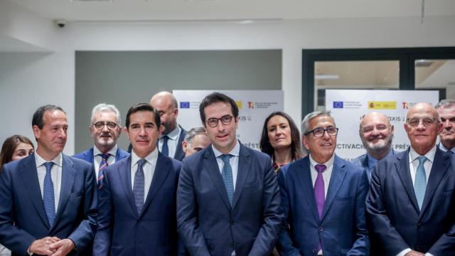 El presidente del BBVA, Carlos Torres Vila (segundo por la izquierda), el ministro de Economía, Comercio y Empresa, Carlos Cuerpo (en el centro), y el presidente de Sabadell, Josep Oliu (derecha), en una imagen de archivo