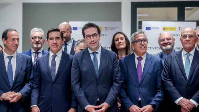 El presidente del BBVA, Carlos Torres Vila (segundo por la izquierda), el ministro de Economía, Comercio y Empresa, Carlos Cuerpo (en el centro), y el presidente de Sabadell, Josep Oliu (derecha), durante el acto de firma para la puesta en marcha de las líneas de financiación ICO Verde e ICO Empresas y Emprendedores del Plan de Recuperación, en la sede del ministerio