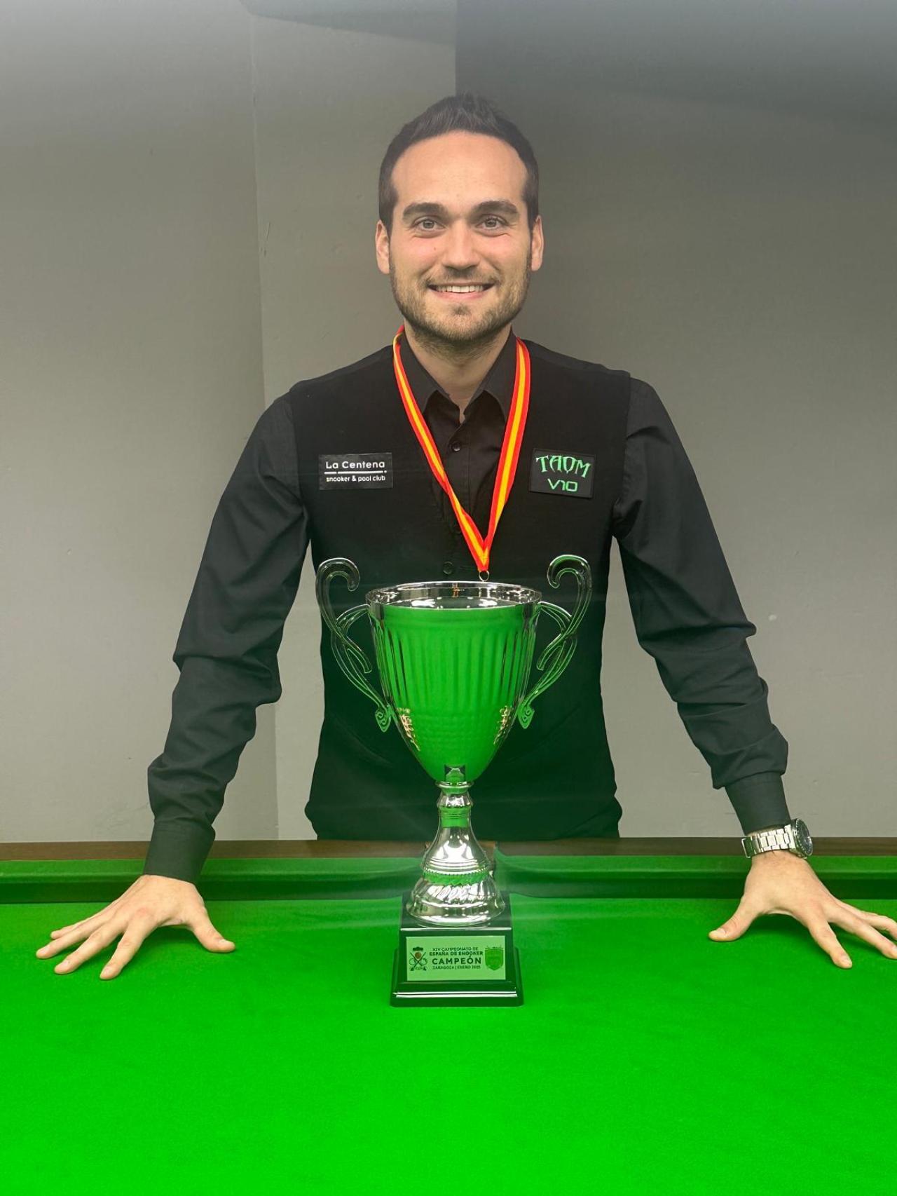 Aleix Melià posa con el trofeo de campeón de España de 'snooker' 2025, su tercer título consecutivo