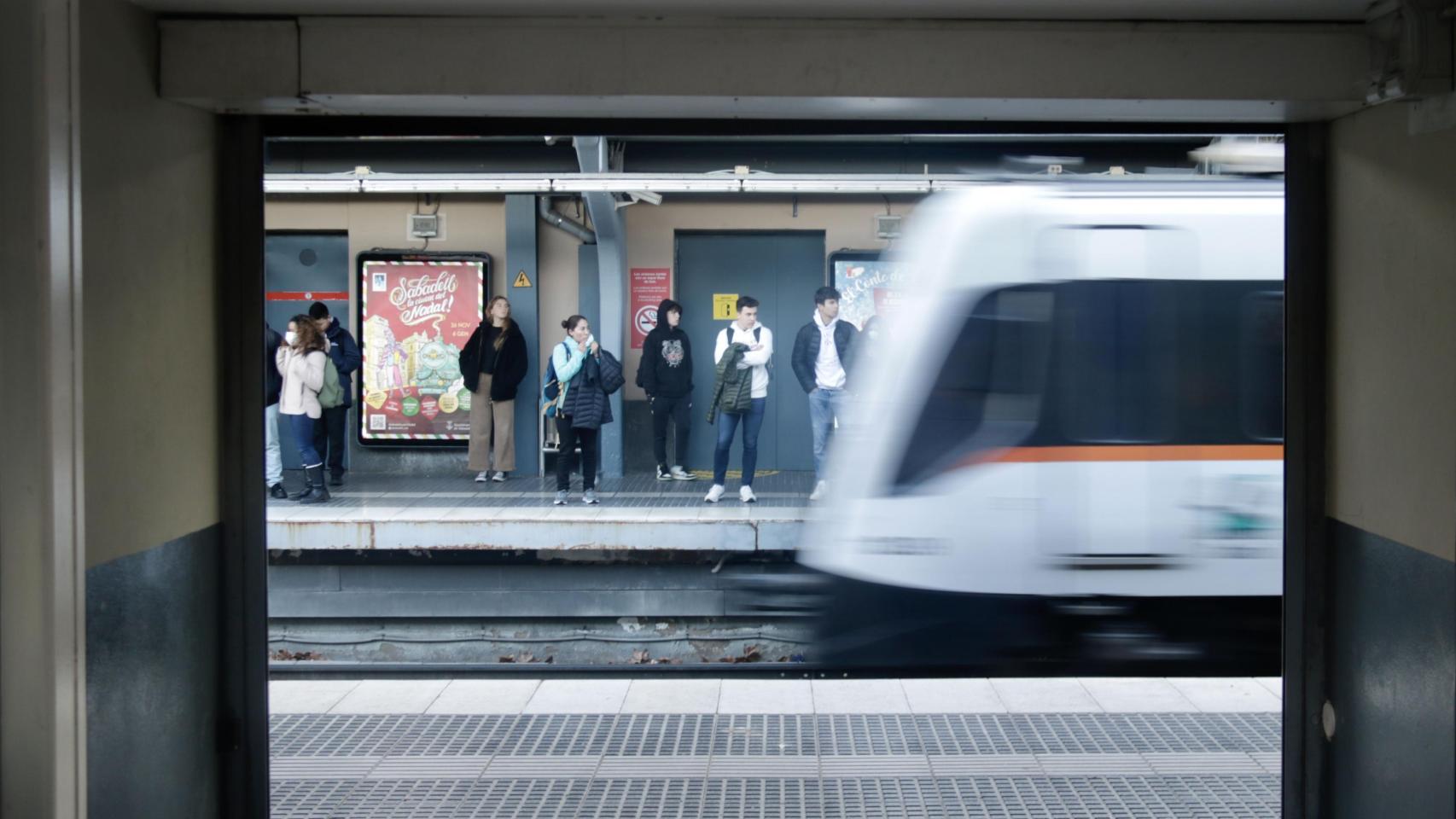 Imagen de un convoy de FGC llegando a la estación de Sant Cugat del Vallès