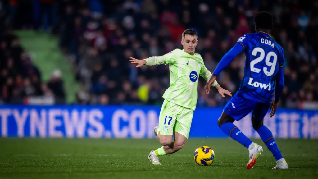 Marc Casadó passa una pilota durant el Getafe-Barça de Lliga