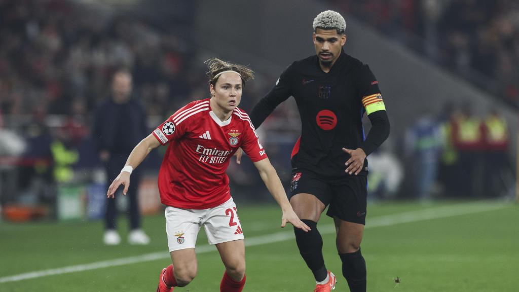 Ronald Araujo durant el Benfica-Barça de Champions