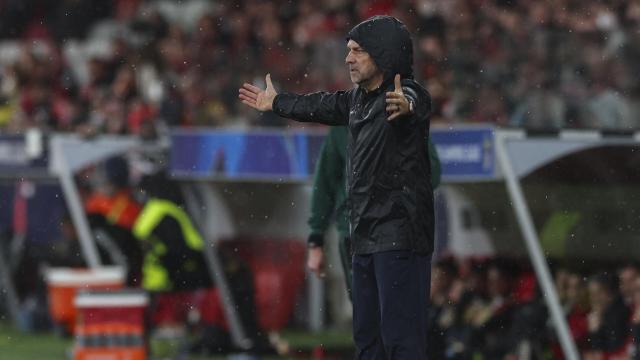 Hansi Flick da órdenes a los jugadores del Barça