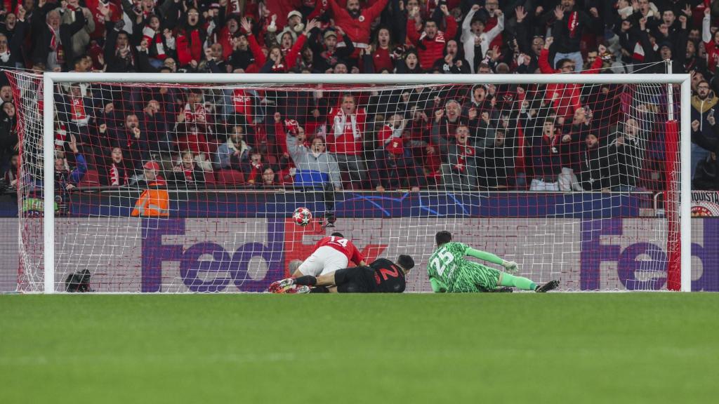 Szczesny no consigue detener un penalti en el Benfica-Barça