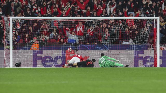 Szczesny no consigue detener un penalti en el Benfica-Barça