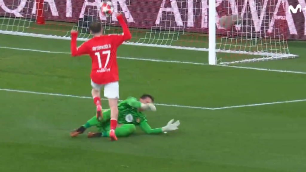 La toma del penalti señalado a Wojciech Szczesny en el Benfica-Barça demuestra que no existe contacto