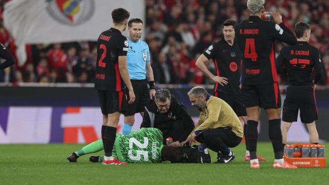 Wojciech Szczesny, tendido sobre el césped tras chocar con Alejandro Balde en el Benfica-Barça