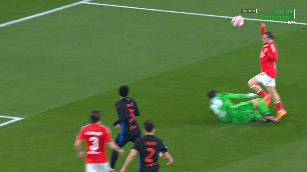 El penalti inexistente de Szczesny en el Benfica-Barça