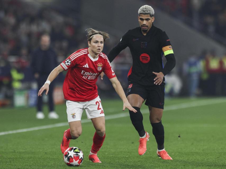 Ronald Araujo durante el Benfica-Barça de Champions