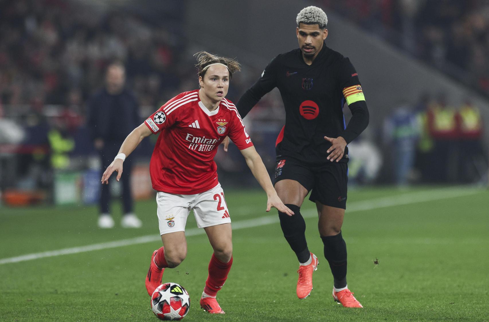 Ronald Araujo durante el Benfica-Barça de Champions