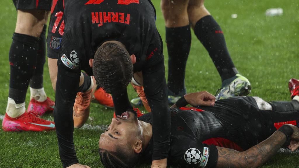 Fermín López y Raphinha festejan eufóricos la victoria del Barça sobre el Benfica en la Champions League