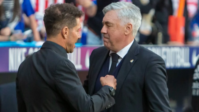Simeone y Ancelotti se saludan antes de un derbi