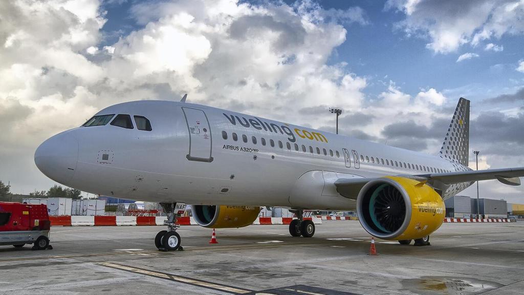 Avión de Vueling en pista