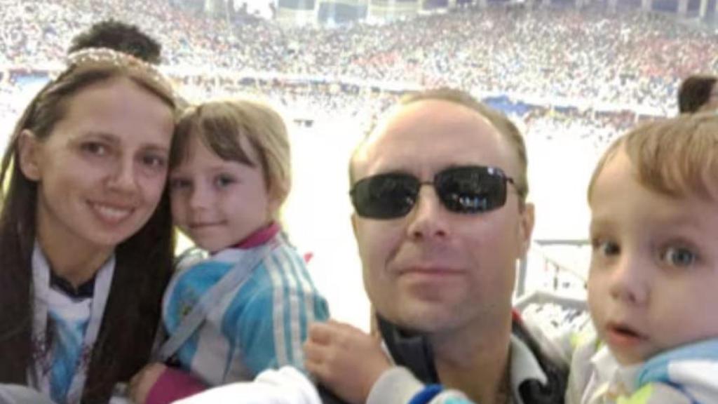 La pareja de espías y los niños, en un partido de Argentina en Rusia en 2018