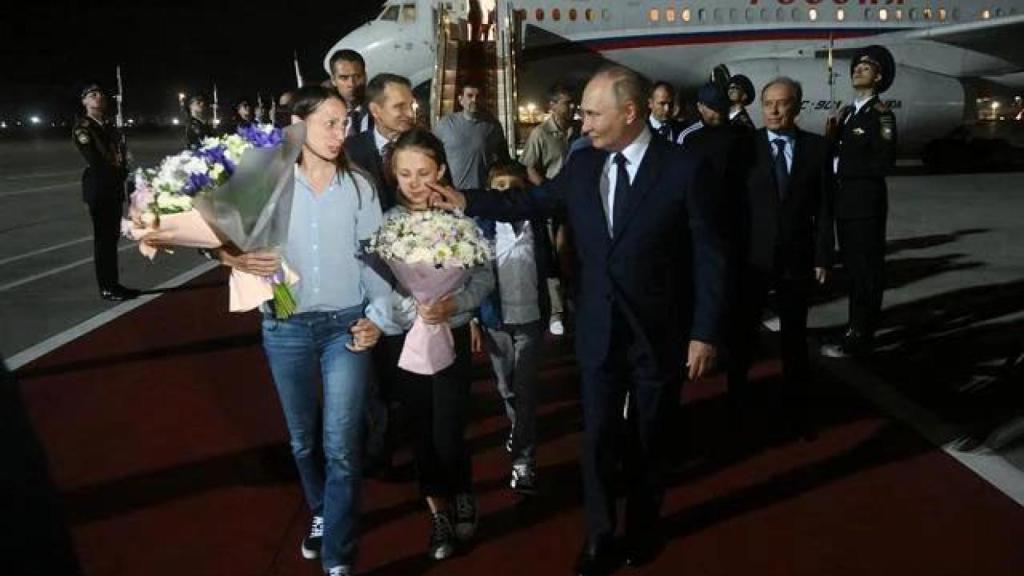 Los dos espías y sus hijos, recibidos a pie de pista por Vladimir Putin el año pasado