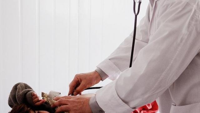 Un menor en una visita pediátrica