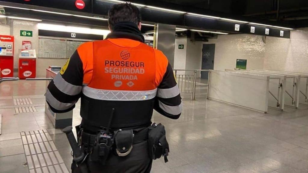 Un vigilante de seguridad, en el Metro de Barcelona