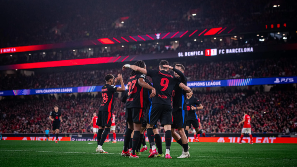 Jules Koundé, Robert Lewandowski y Marc Casadó celebran un gol del Barça contra el Benfica