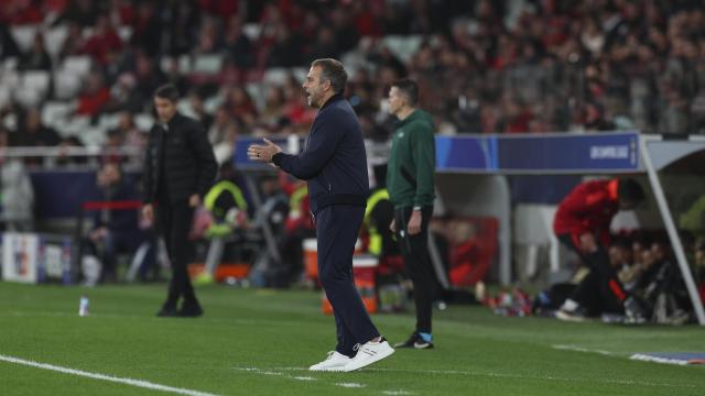 Hansi Flick reacciona durante la agónica remontada del Barça contra el Benfica en Champions League