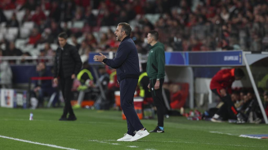 Hansi Flick reacciona durante la agónica remontada del Barça contra el Benfica en Champions League