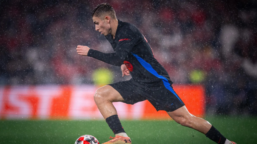 Fermín López conduce el balón durante el Benfica-Barça de Champions League