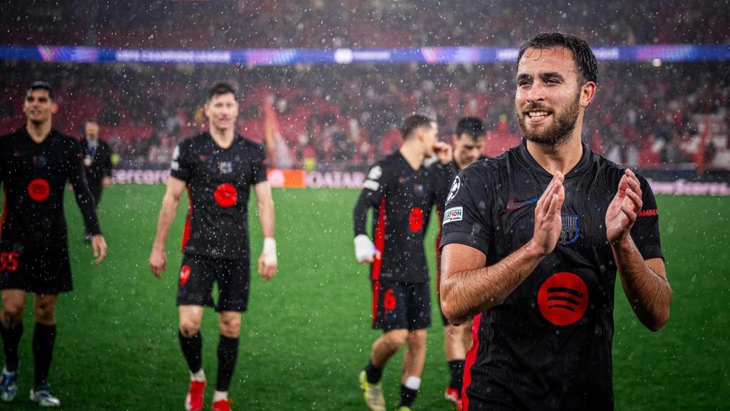 Éric García aplaude a los aficionados del Barça que viajaron a Lisboa