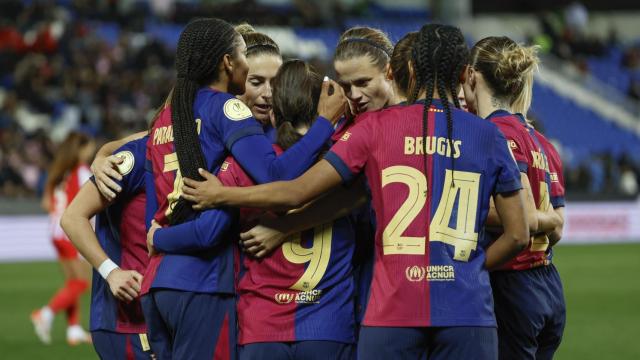 Las jugadoras del Barça Femenino abrazan a Claudia Pina por su gol contra el Atlético