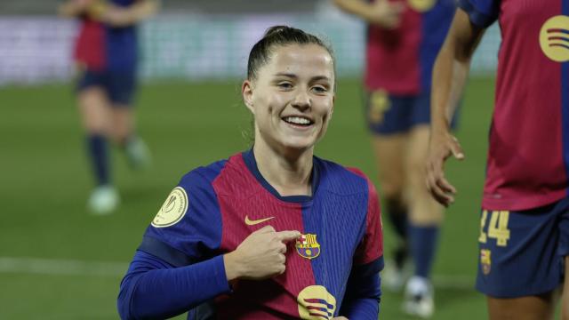 Claudia Pina señala el escudo del Barça tras marcar un golazo contra el Atlético